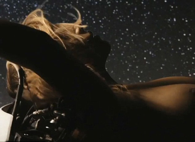 Kim Kardashian apare GOALĂ în noul videoclip al iubitului