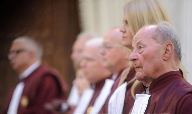 Curtea Constituţională discută miercuri sesizarea PDL privind Legea descentralizării