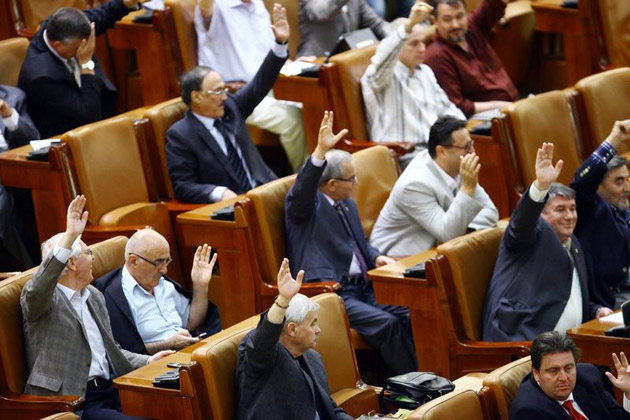 Parlamentarii, scumpi la vorbă în plen. Unii au luat cuvântul doar la jurământ