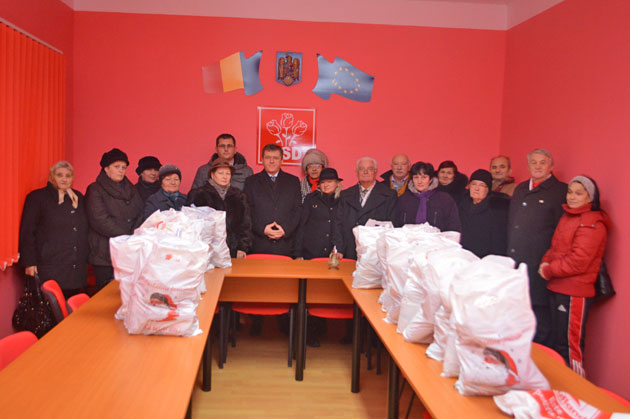 Cadouri pentru pensionarii social-democraţi din Carei