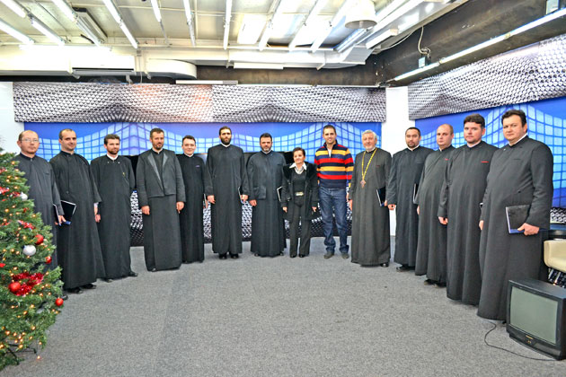 Redacţiile NVTV şi GNV, colindate de corala Protopopiatului Ortodox Carei