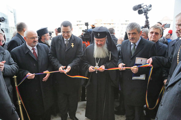 Victor Ponta a primit “Crucea Transilvană”, cea mai înaltă distincţie a Mitropoliei Clujului