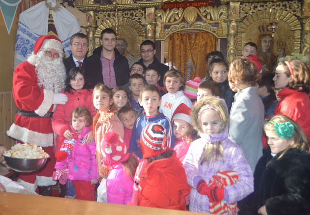 Moşul PSD a ajuns la Supur  şi Hurezu Mare