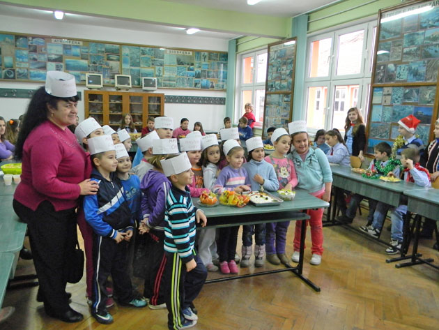 Expoziţie de salată de fructe  la Şcoala “Mircea Eliade”