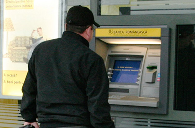 Hoţ din bancomate, surprins în flagrant la Carei