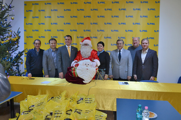 Caravana şi Moşul PNL au pornit la drum