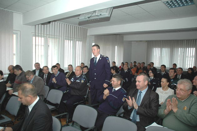 Pompieri şi poliţişti avansaţi în grad de Ziua Naţională a României. Vezi câţi au fost premiaţi