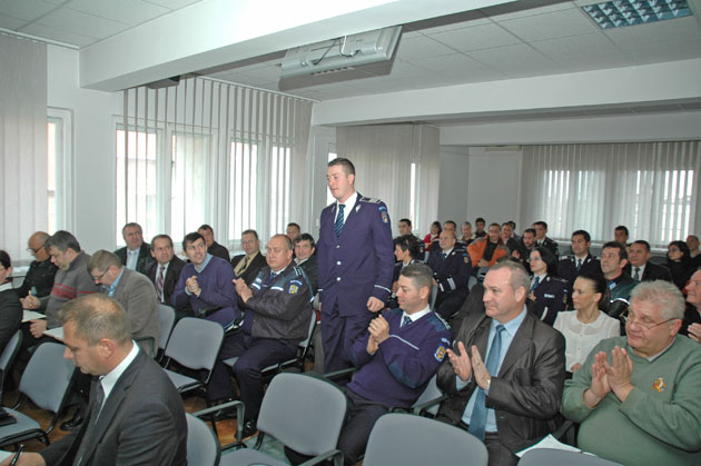 Avansări în grad la pompieri şi poliţişti de Ziua Naţională