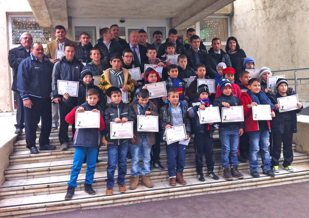 Luptători şi mici fotbalişti premiaţi de Primărie