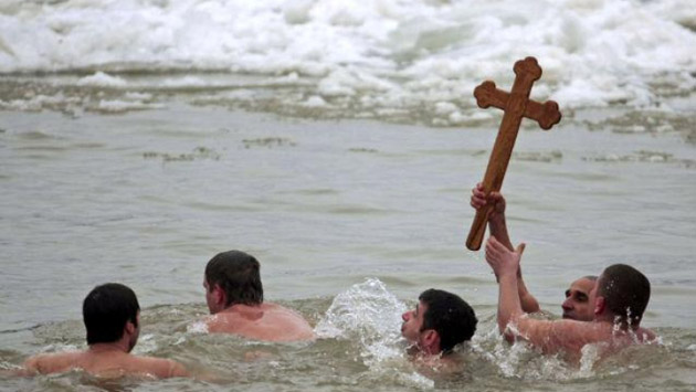 BOBOTEAZA. Ziua în care nu este bine să dai bani cu împrumut. Tradiţii şi obiceiuri de bobotează