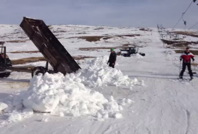 Proprietarii pensiunilor de la munte aduc zapada pe partie cu camionul