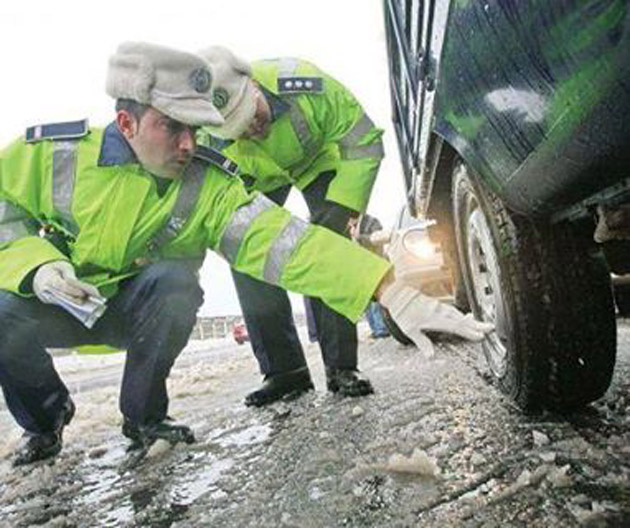 Polițiștii sălăjeni au amendat 6 șoferi pentru lipsa anvelopelor de iarnă