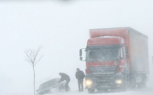 COD PORTOCALIU de ninsori şi viscol: Cele trei autostrăzi şi 26 de drumuri naţionale sunt închise