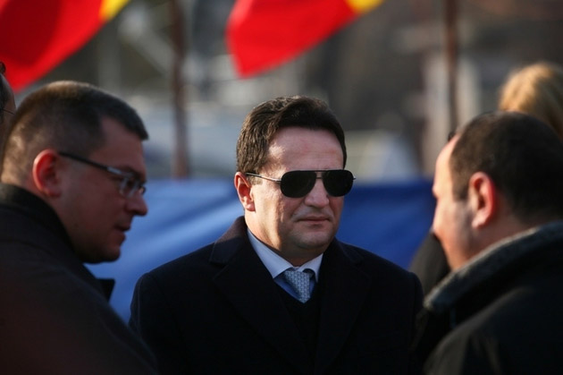 Hackerul "Guccifer", care a spart mailurile unor importanţi oficiali americani, dar şi pe cel al directorului SRI George Maior, a fost prins la Arad