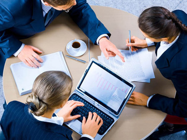 Bărbaţii trebuie să petreacă mai multe ore la serviciu pentru ca soţiile lor să fie fericite