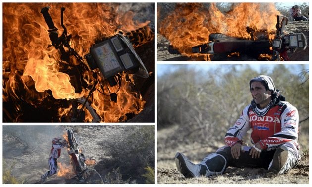 Imagini terifiante în Dakar! O motocicletă ars complet, iar doi ziarişti argentinieni au murit