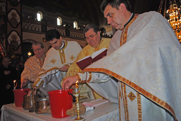 Mii de credincioşi sunt aşteptaţi în biserici de Bobotează