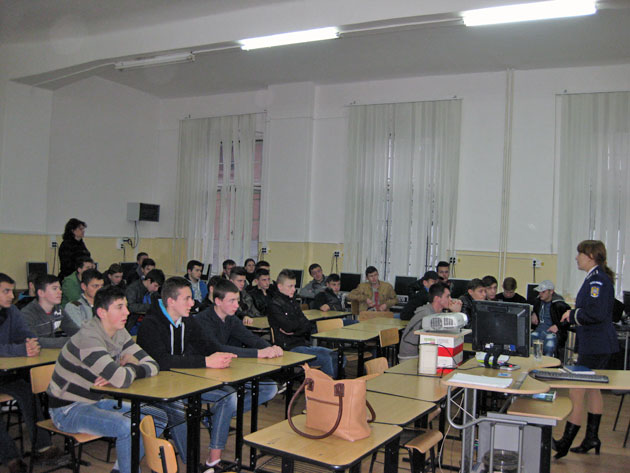 Peste 120 de beneficiari informaţi despre normele de circulaţie anul trecut