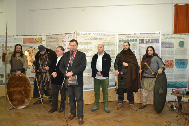 Artefacte dacice din os şi corn expuse la Muzeul Judeţean