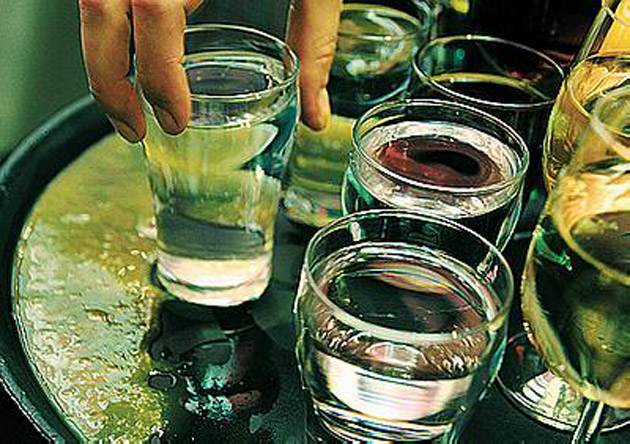 Zeci de petrecăreţi au ajuns  de la bal la spital