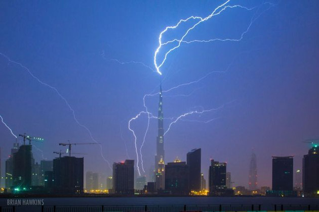 Cea mai înaltă clădire din lume, lovită de un fulger