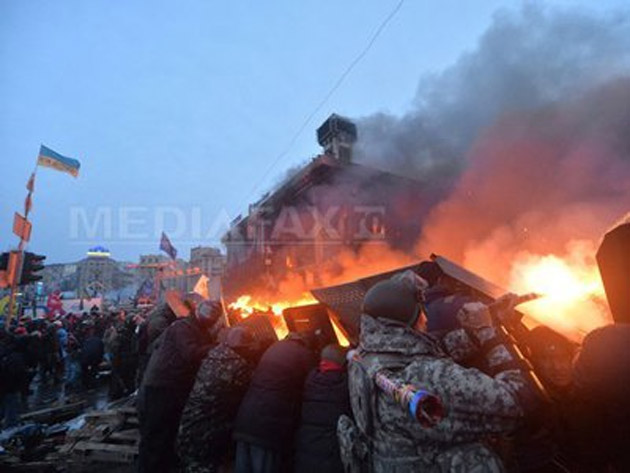 PROTESTE fără precedent la Kiev: 25 de persoane au murit şi sute au fost rănite