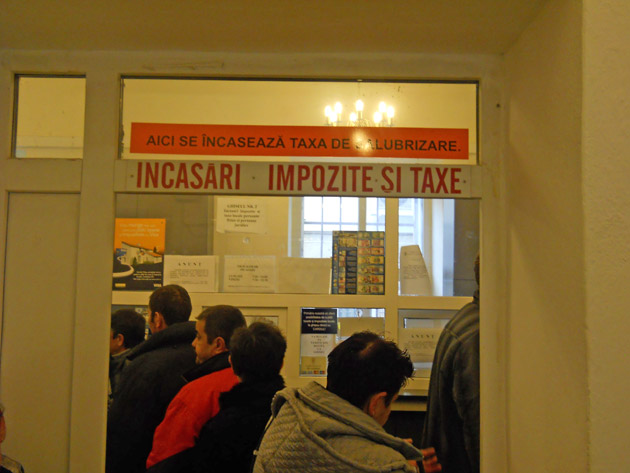 Zălăuanii stau la cozi pentru a plăti taxele și impozitele