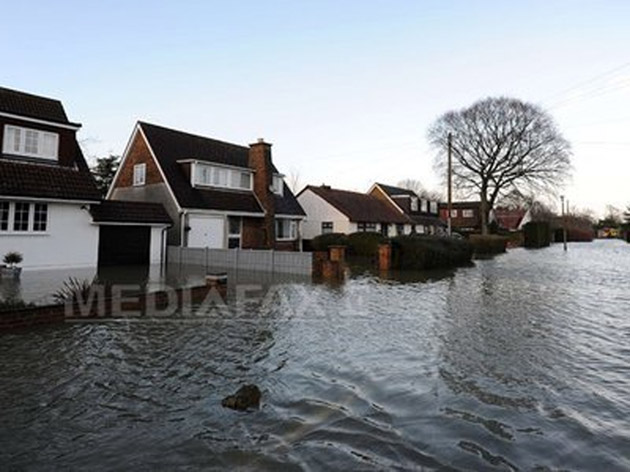 Peste 300.000 de case din Marea Britanie şi Irlanda au rămas fără electricitate din cauza intemperiilor