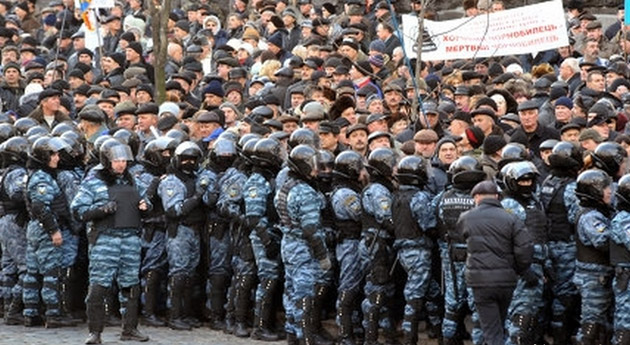 PROTESTELE din Kiev continuă: Manifestanţii ocupă sediul partidului lui Viktor Ianukovici