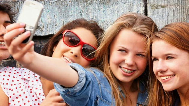 PERICOLUL ASCUNS al fotografiilor de tip SELFIE la tineri