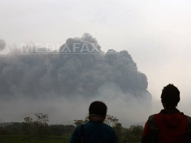 Sute de mii de persoane evacuate şi aeroporturi închise în Indonezia, după erupţia Vulcanului Kelud