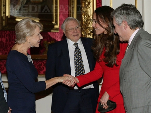 Helen Mirren şi vedete de la Hollywood, primite de regina Elizabeth a II-a, la palatul Buckingham