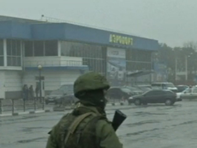 Două aeroporturi din Crimeea au fost ocupate de persoane înarmate