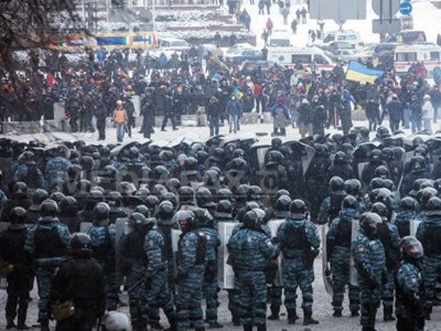 CRIZA DIN UCRAINA: Protestatarii proiectează jurnale de ştiri, iar poliţia răspunde difuzând cântece sovietice