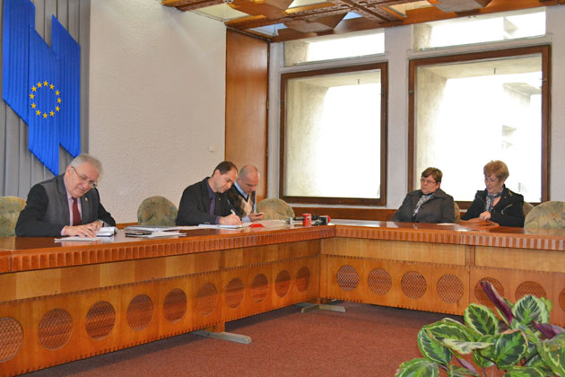 TIR-urile distrug casele pe strada Fagului