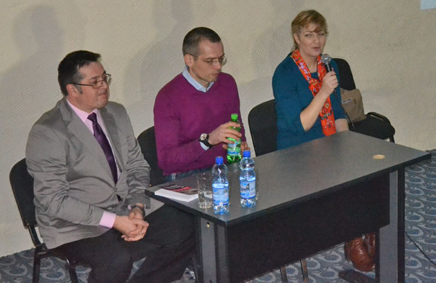 Sute de sătmăreni s-au întâlnit cu jurnalistul Adelin Petrişor