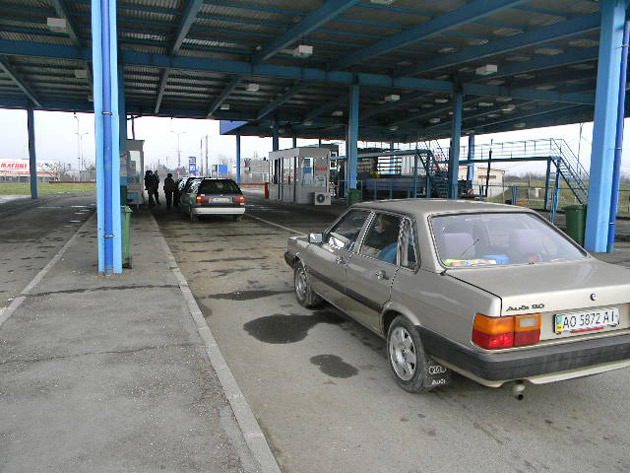 Mașina unui sătmărean, confiscată la Halmeu. Transporta țigări de contrabandă