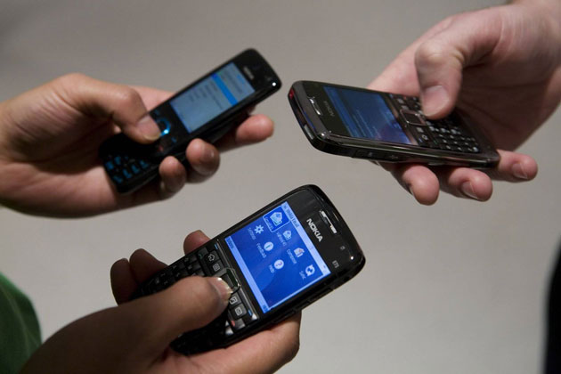 Telefonia mobilă şi internetul, cele mai reclamate domenii