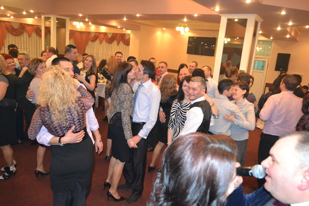 Îndrăgostiţii au chefuit pe rupte în localuri