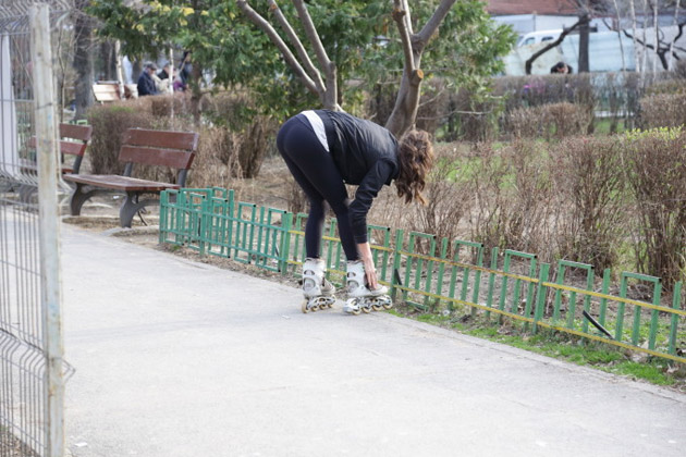 Uite ce fund apetisant are sotia lui Razvan Fodor, imbracata in colanti!