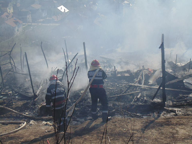 Pompierii sălăjeni alertați pentru stingerea vegetației uscate