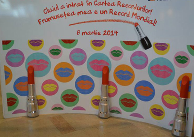 Record mondial doborât de 8 Martie, 1.384 de persoane s-au rujat simultan timp de un minut