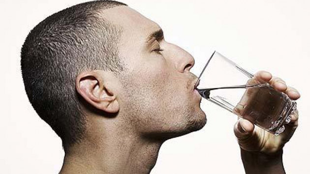 Este sănătos să bei apă în timp ce mănânci?