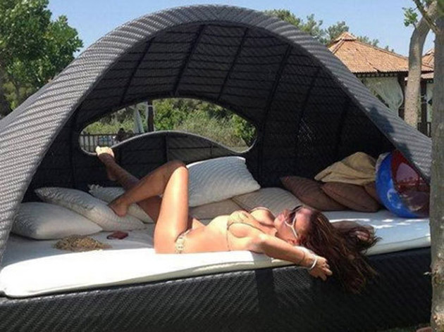 Cât de bine arată fiica lui Nuţu Cămătaru în costum de baie!