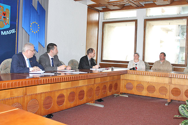 Presaţi de vecini să-şi vândă casa