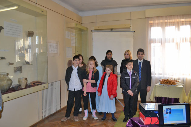 Expoziţie de pirogravuri pentru sprijinirea Casei Mihaela din Tăşnad