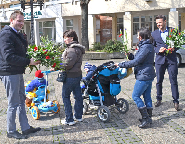 NVTV şi GNV au oferit flori  sătmărencelor