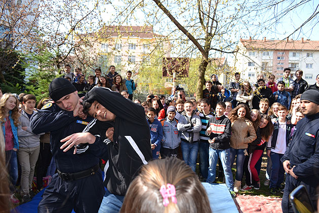 Exerciţii demonstrative ale jandarmilor la Şcoala “Octavian Goga”