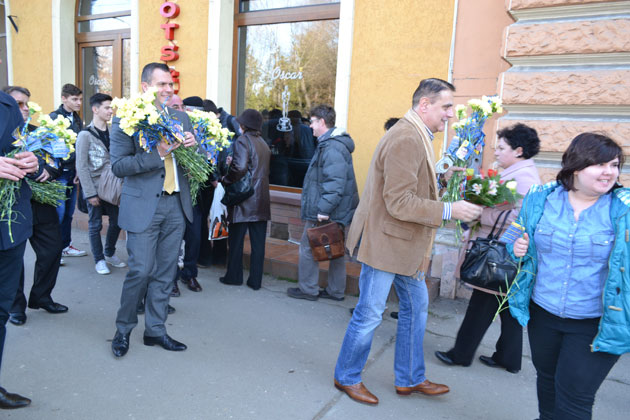 Liberalii au împărţit flori sătmărencelor