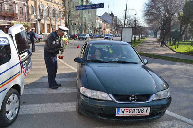 Poliţiştii au amendat şoferiţele cu flori